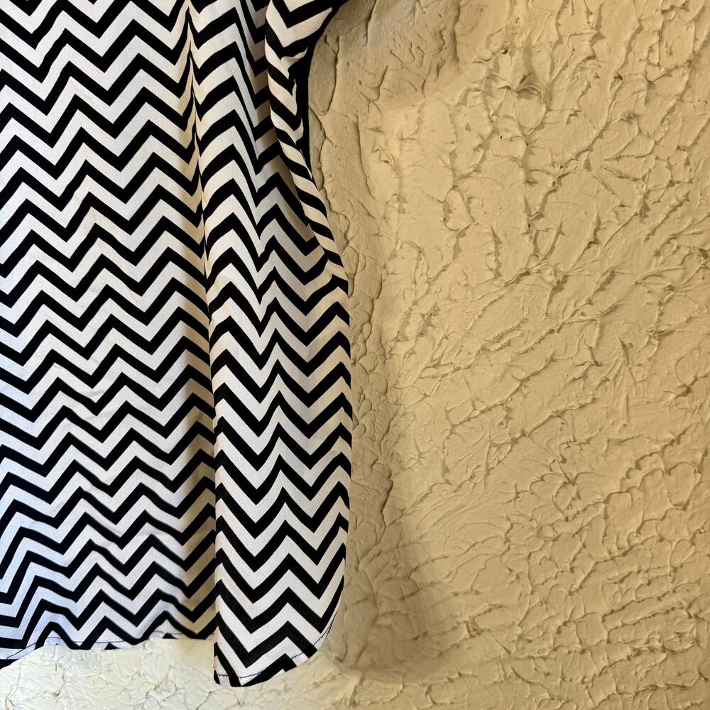 Chevron Blouse Womens Large Black White Short Sleeve Geometric Top - Picture 3 of 7